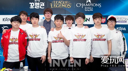 在球场上展 在球场上展